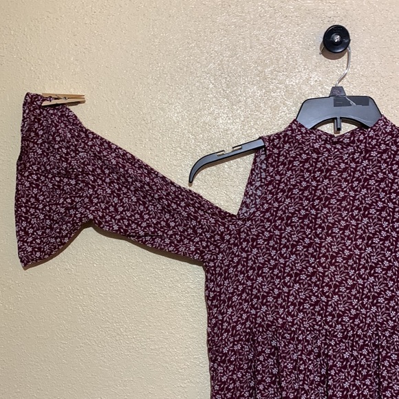 American Eagle Top Cold Shoulder Blouse XS Burgundy White🌀 - Picture 3 of 16